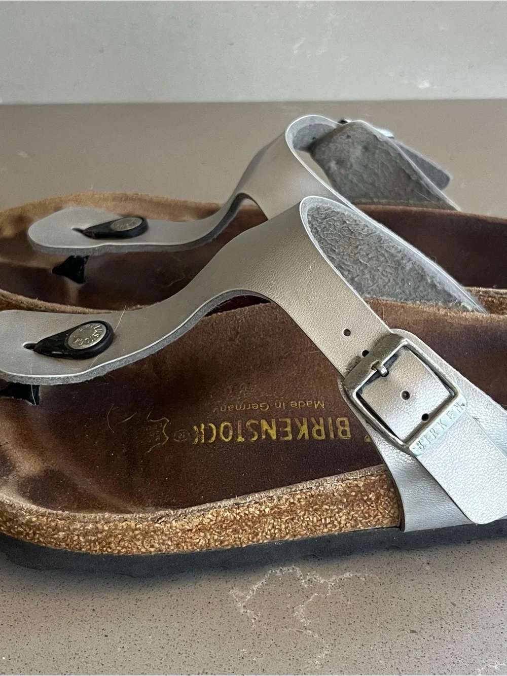 Birkenstock Gizeh Women’s SZ 37 US 6 Medium Silver Metallic Sandals